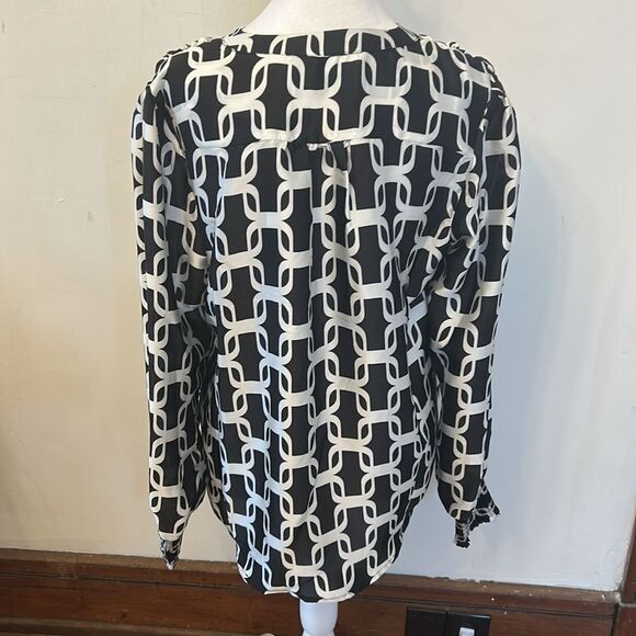 T Tahari Black and White Geometric Long sleeve blouse Size M New - Picture 7 of 11